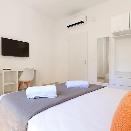 Apartament Domus Pompei - 10' A Piedi Da San Giovanni - Ac, Smart & Wi-fi *